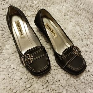 Kitten heel black candie's white stitching